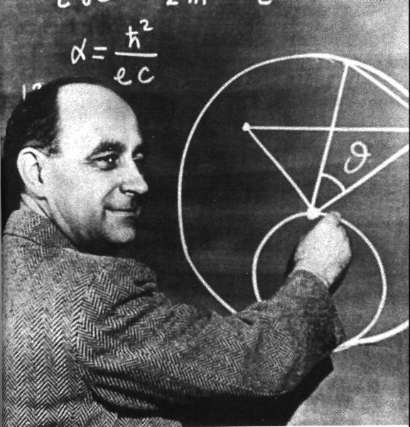 Enrico Fermi 2.jpg - Fisico tra i più noti al mondo principalmente per i suoi studi teorici e sperimentali nell'ambito della meccanica quantistica. Progettò e guidò la costruzione del primo reattore nucleare a fissione, che produsse la prima reazione nucleare a catena controllata.